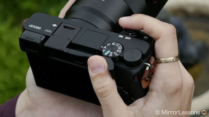 noodsituatie Conventie lint Review of the Lensmate Thumb Rest for the Fujifilm X-Pro2 and Sony a6300